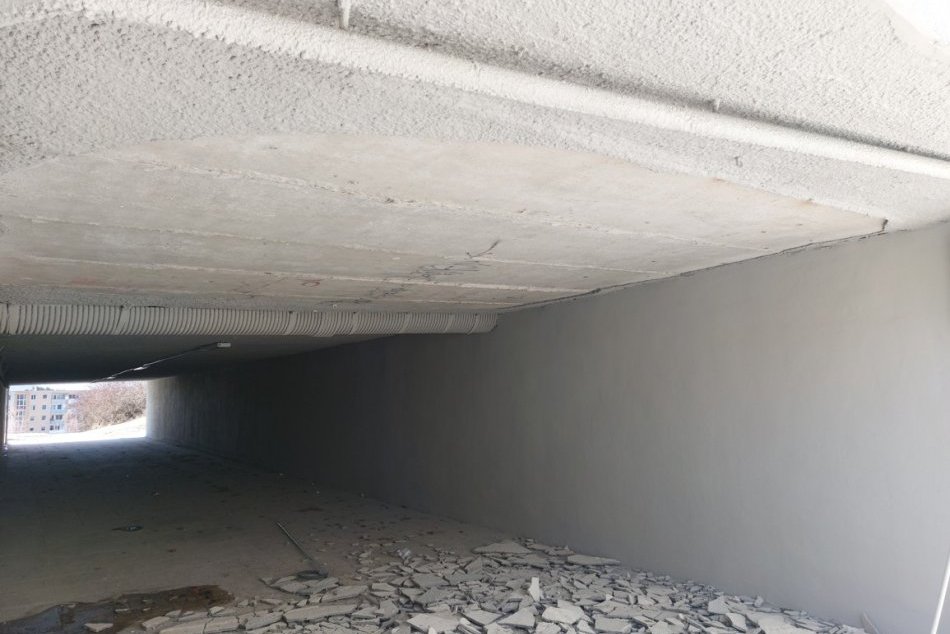 Objektívom: Spadnutý strop v obnovenom podchode na Sekčove