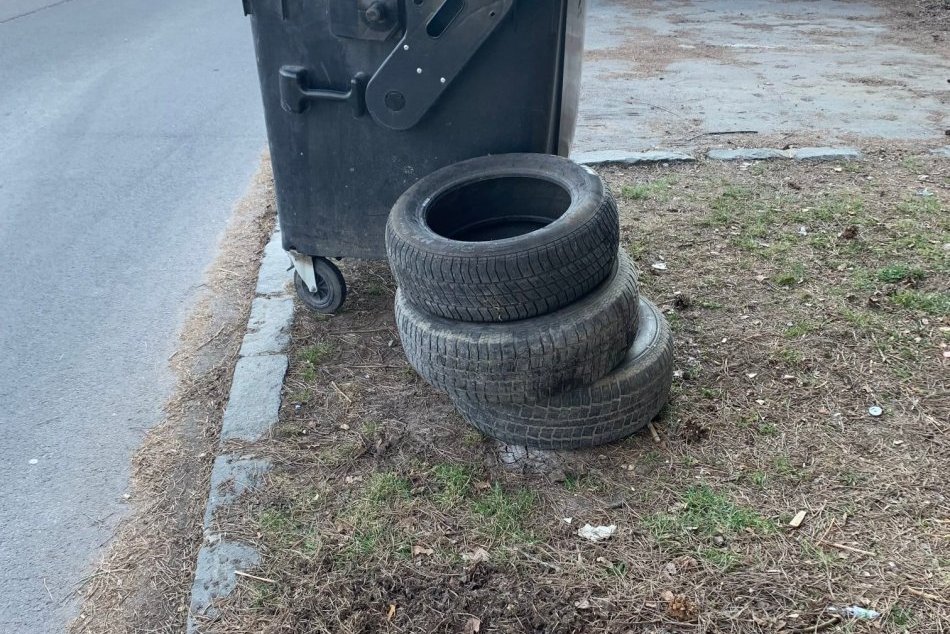 V OBRAZOCH: Staré pneumatiky na ulicu nepatria