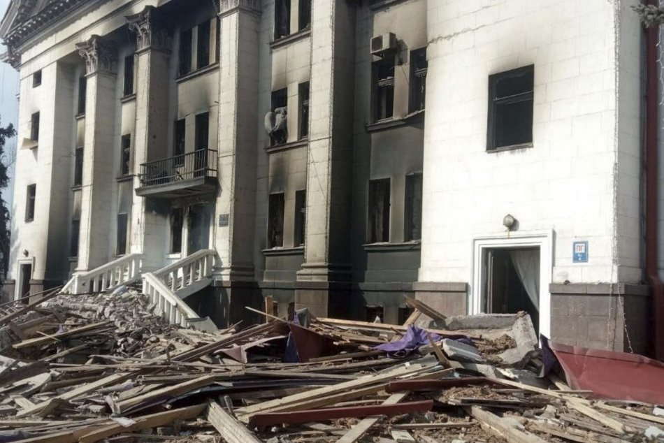 Divadlo v Mariupole zničené po bombardovaní