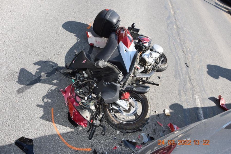 V OBRAZOCH: Následky nehody auta s motorkou v Bystrici