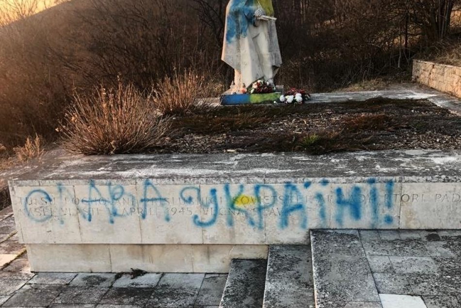 FOTO: Spoločný hrob sovietskej armády v Bošáci poškodili ukrajinskými farbami