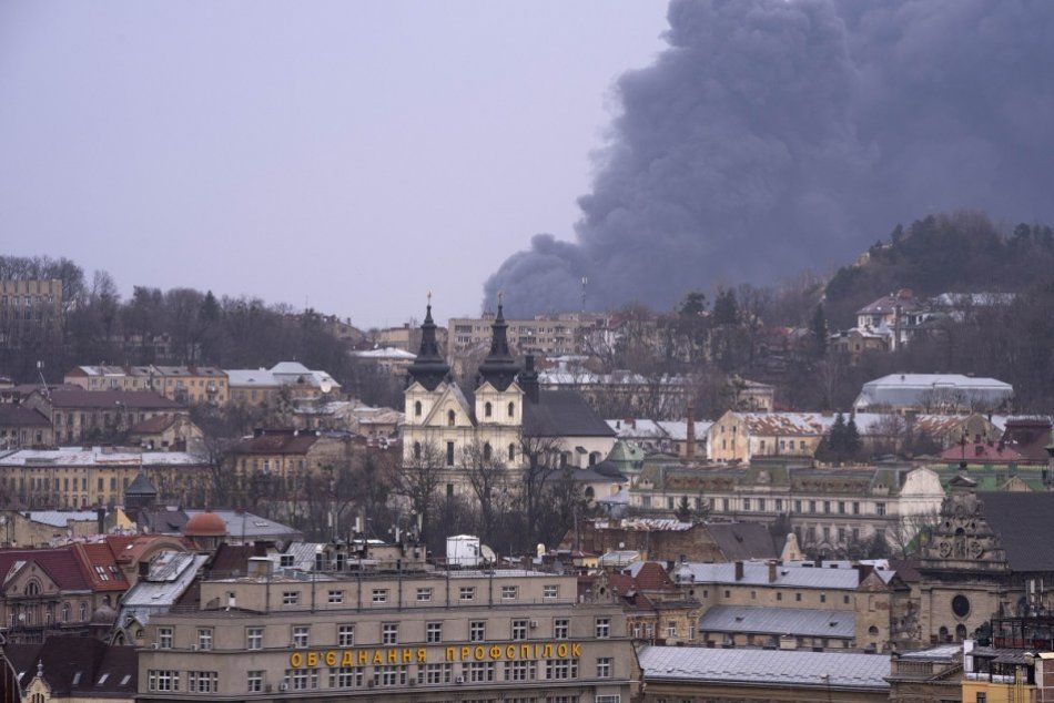 Tri mohutné výbuchy otriasli oblasťou pri meste Ľvov