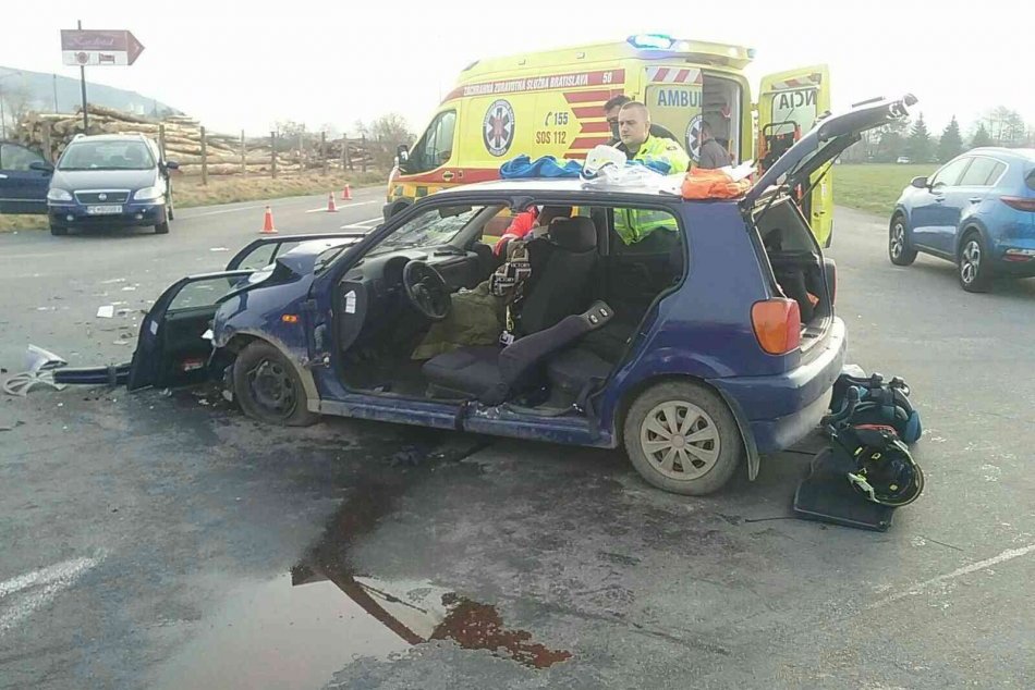 FOTO: Nehoda pri Veľkých Uherciach si vyžiadala štyroch zranených