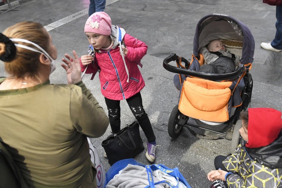 Dobrovoľníci pomáhajú utečencom na košickej stanici
