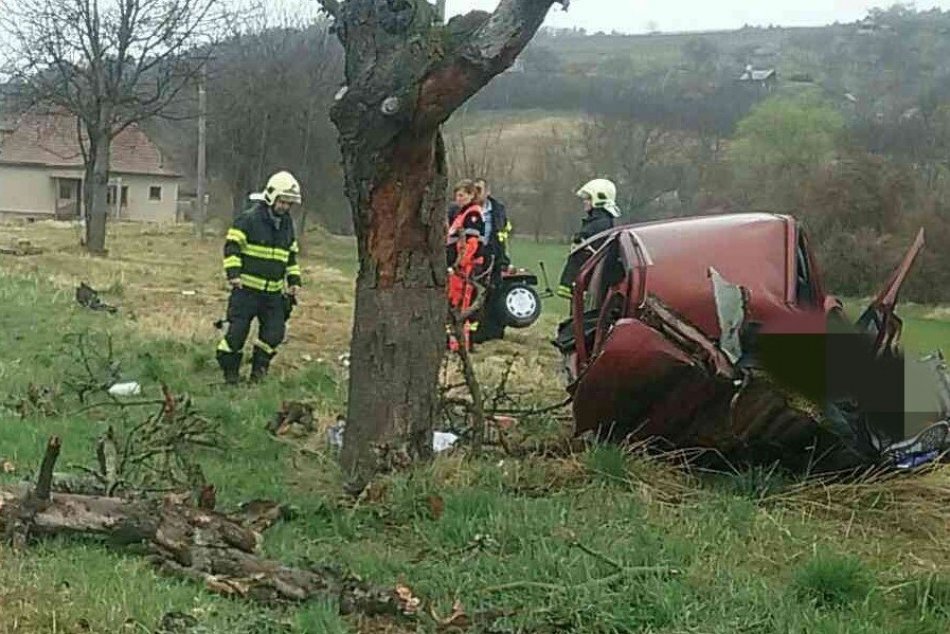 FOTO: Tragická dopravná nehoda pri Kálnici si vyžiadala jeden ľudský život