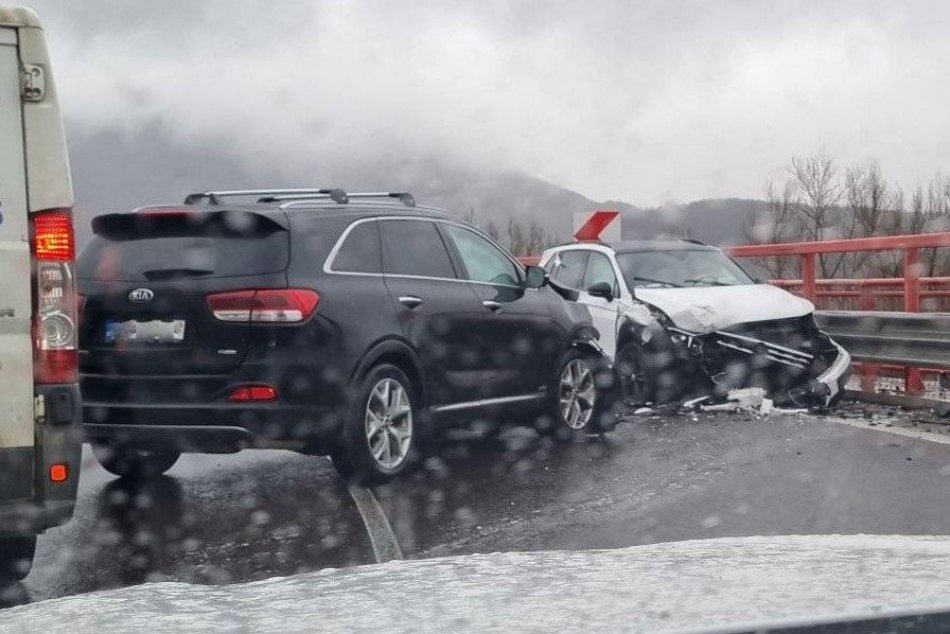 FOTO: Nehoda na diaľničnom privádzači v Považskej Bystrici