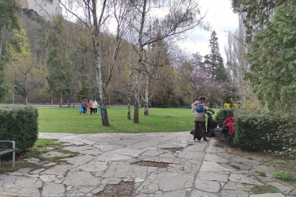FOTO: Ukrajinská komunita na znak vďaky vyčistila mestský park v Nitre
