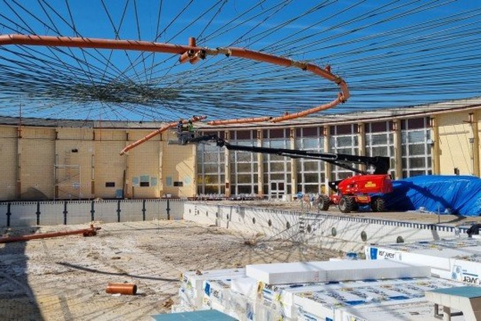 OBRAZOM: Rekonštrukcia strechy plavárne v Šali