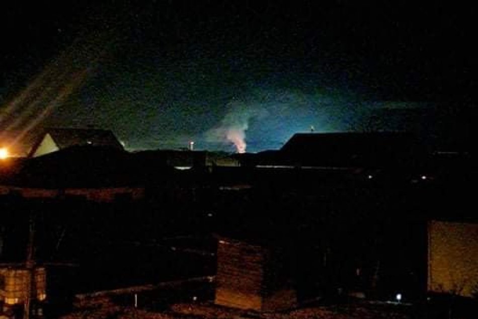 V OBRAZOCH: Požiar v sklade na Továrenskej ulici vo Vlkanovej