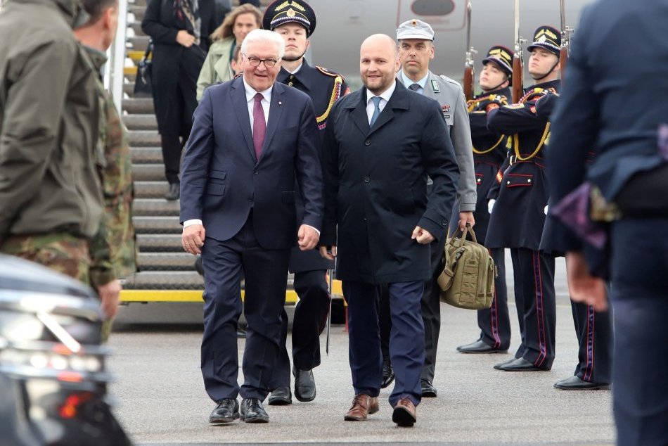 V OBRAZOCH: Čaputová s nemeckým prezidentom na leteckej základni Sliač