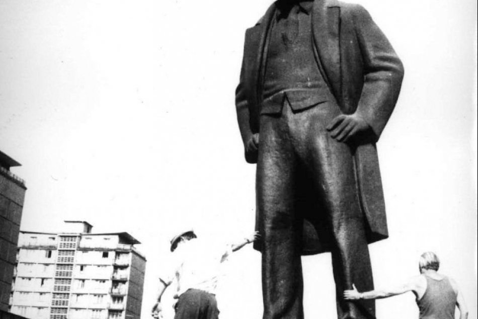 V OBRAZOCH: Takto Bystričania pred 32 rokmi odstránili sochu Lenina