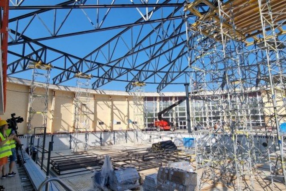 OBRAZOM: Rekonštrukcia strechy plavárne v Šali
