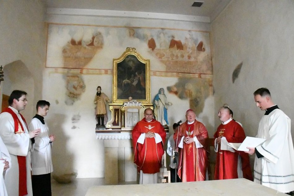 OBRAZOM: V Horných Krškanoch vysvätili stredoveký kostol