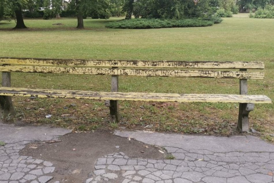 V OBRAZOCH: Rekonštrukcia lavičiek v Mestskom parku