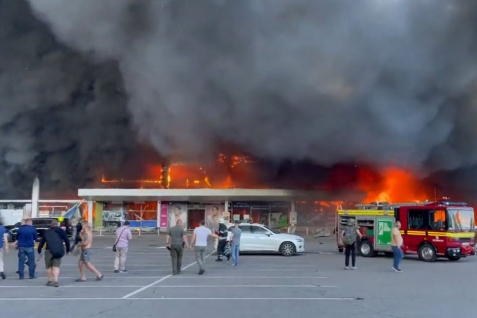 Raketový útok na ukrajinské nákupné centrum plné ľudí
