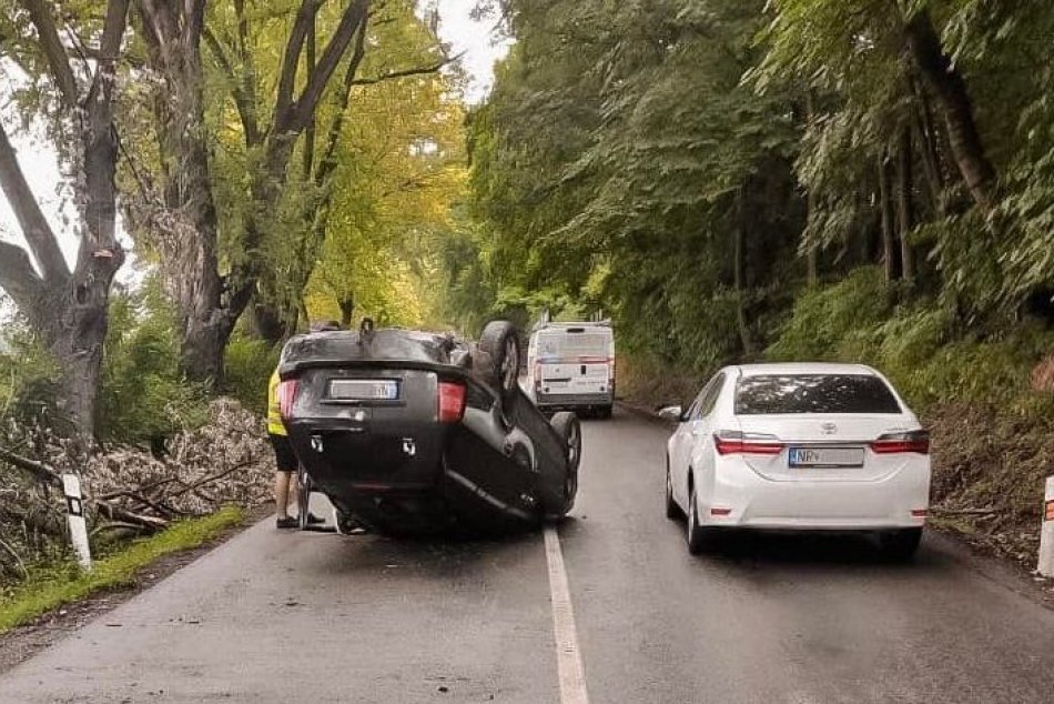 Auto sa pri Nitre prevrátilo na strechu