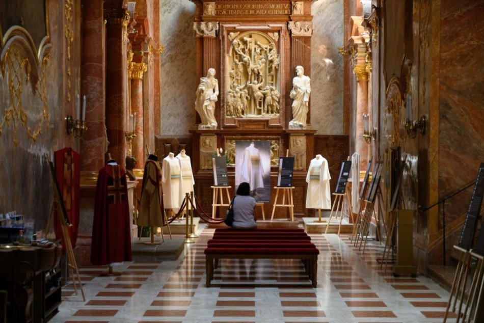 Na Nitrianskom hrade sú vystavené liturgické rúcha pápeža Františka