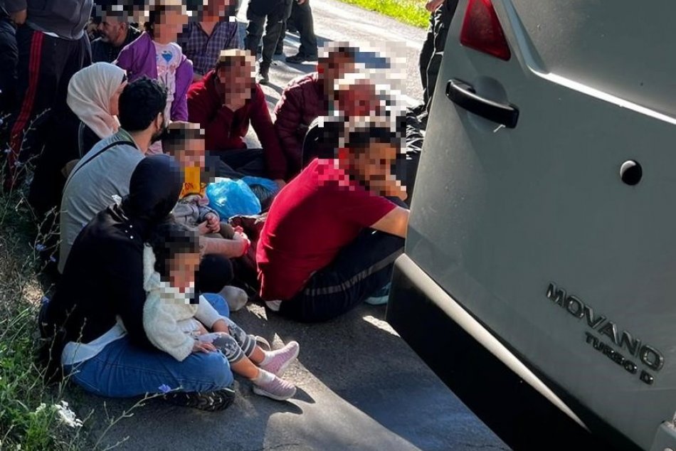 V OBRAZOCH: V dodávke sa tlačilo takmer 40 migrantov