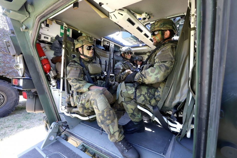 V OBRAZOCH: Ministri obrany SR a Slovinska navštívili vojakov pôsobiacich v Lešt