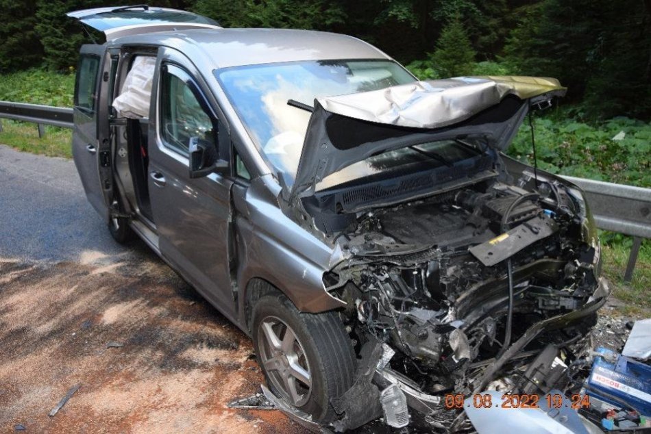 Objektívom: Čelná zrážka áut pred Donovalmi si vyžiadala troch zranených