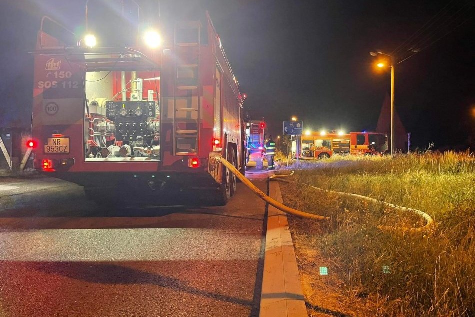 Nočný zásah hasičov v Nitre: Zhorela sýpka na Lukovom dvore, FOTO