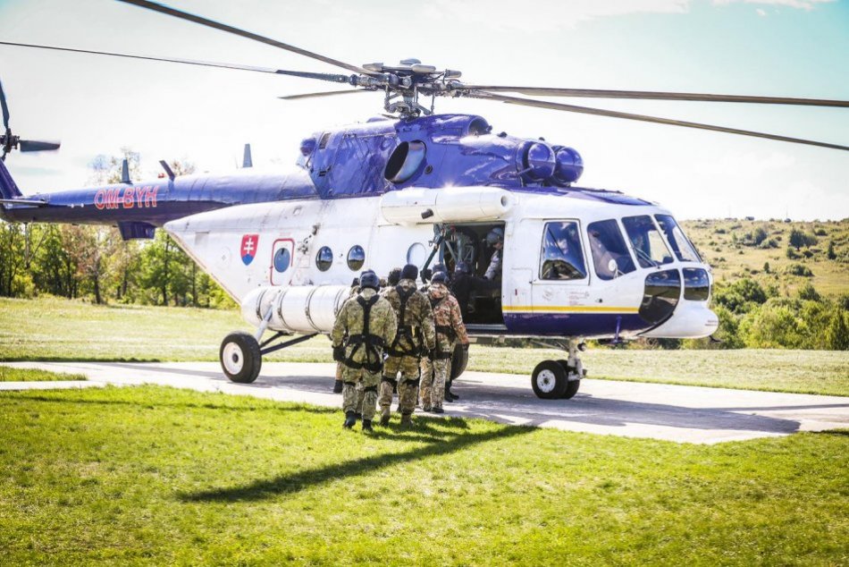 V OBRAZOCH: Bystrickí kukláči cvičili na vrtuľníku