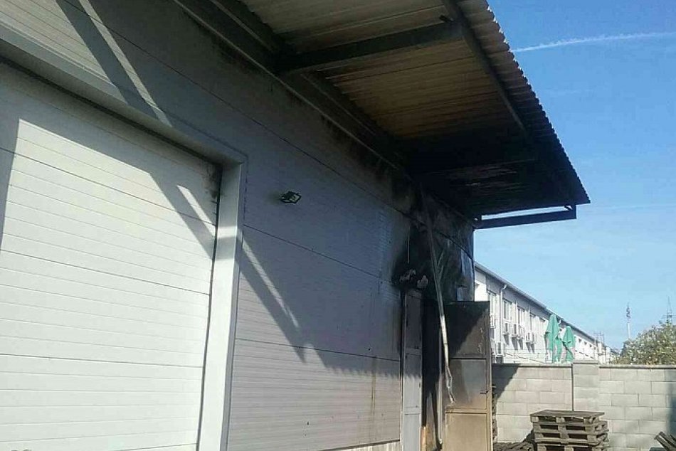 Požiar zachvátil skladovacie priestory v Trnave