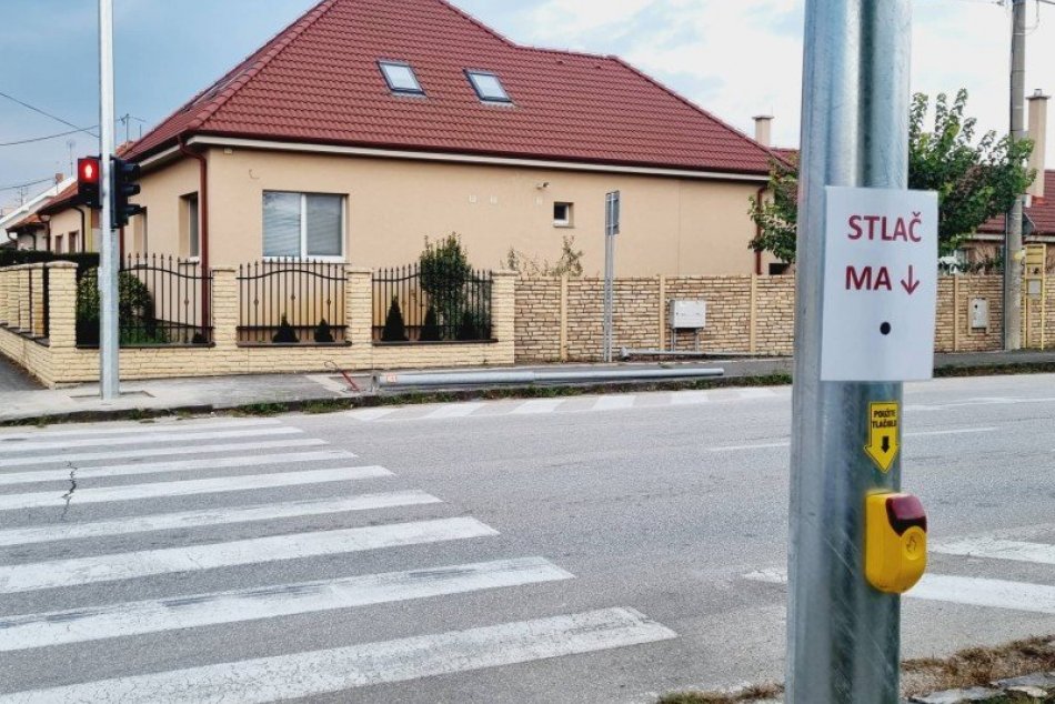 Na Kráľovskej ulici už funguje svetelná signalizácia