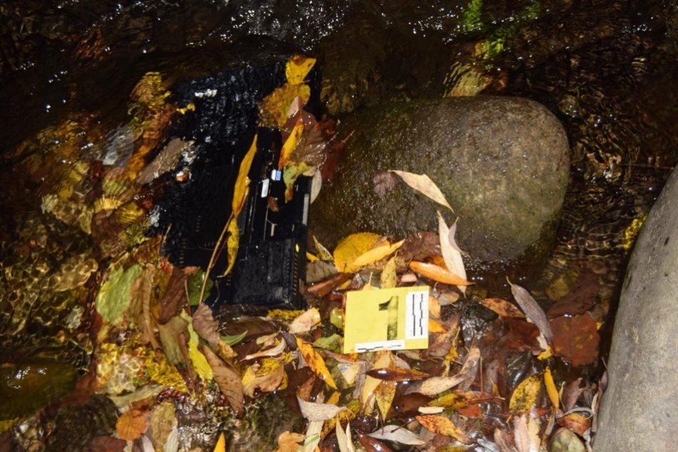 V OBRAZOCH: Ukradnutá elektronika skončila v bystrickom potoku