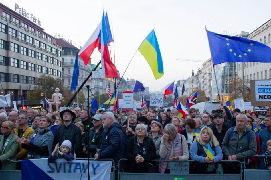 Na Václavskom námestí demonštrovali desaťtisíce ľudí proti strachu