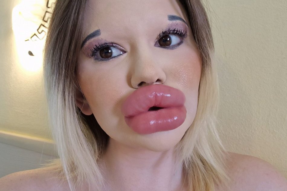 Andrea Ivanova šokuje svojimi obrovskými perami. Má ich najväčšie na svete