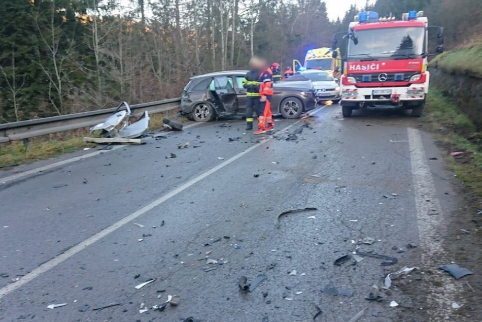 Vážna nehoda na Hornej Orave: Policajti uzavreli cestu, FOTO