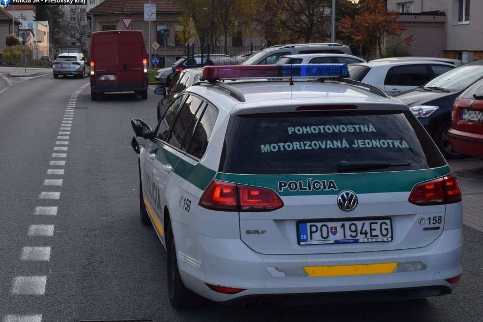 Objektívom: Opitý vodič "zaparkoval" v policajnom aute