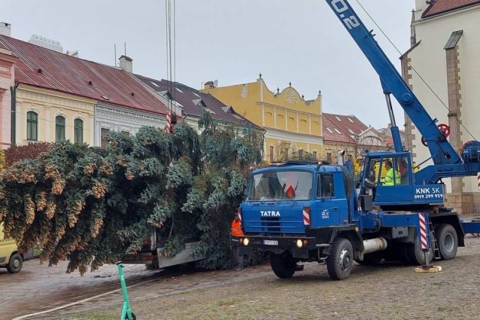 Objektívom: Vianočný stromček je už v centre Prešova