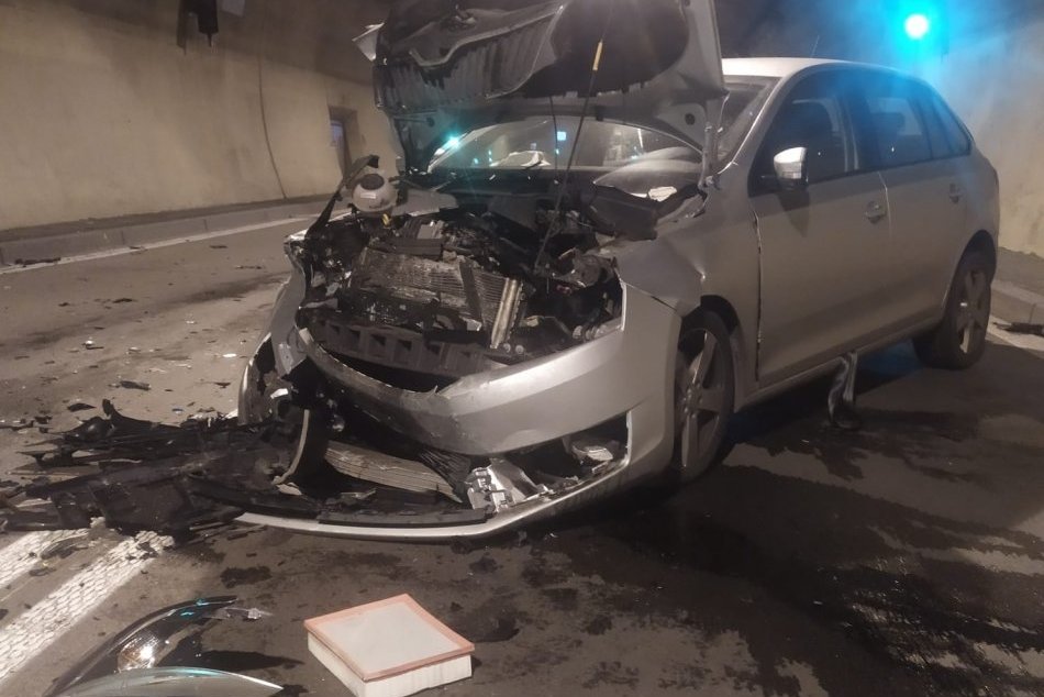 Nehoda v Tuneli Branisko: Po zrážke áut hlásia 3 zranené osoby