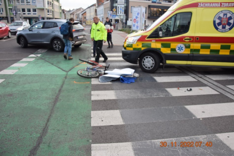 V OBRAZOCH: Nehoda cyklistky a auta v Bystrici