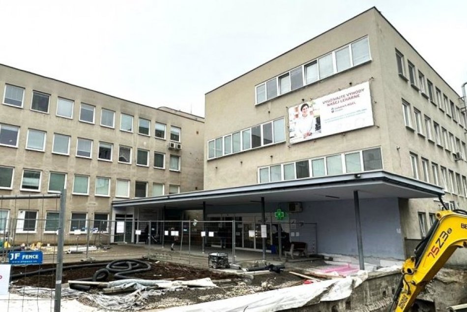 V OBRAZOCH: Sprístupnený hlavný vstup do budovy Polikliniky