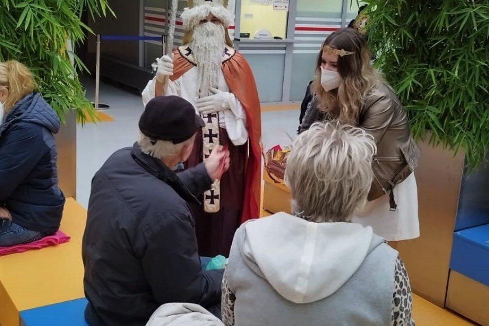 V OBRAZOCH: Mikuláš navštívil aj pacientov v bystrickej nemocnici