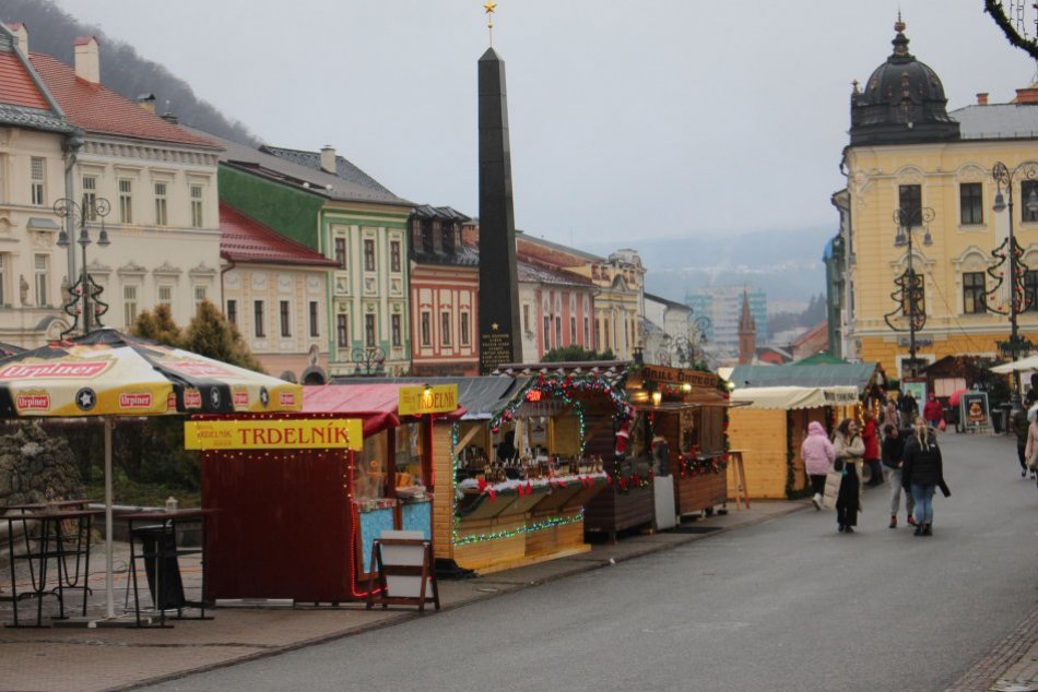 V OBRAZOCH: Vianočné trhy v Bystrici sa rozrástli o stánky ďalších predajcov