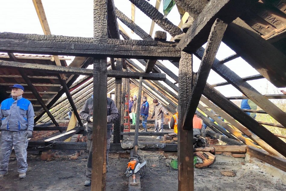 Rodine v obci Hul zhorela strecha nad hlavou