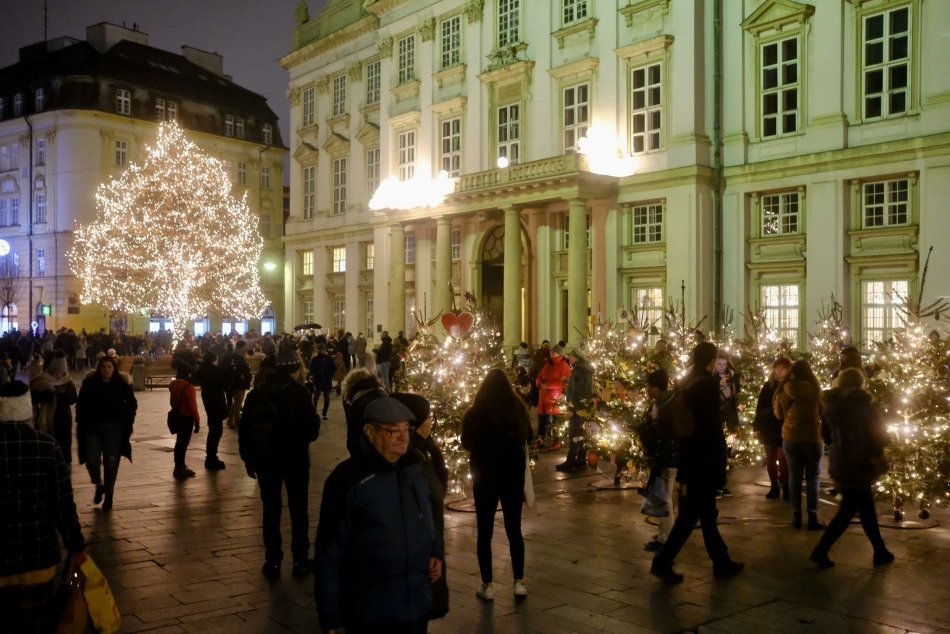 Vysvietená vianočná Bratislava - Hlavné a Primaciálne námestie