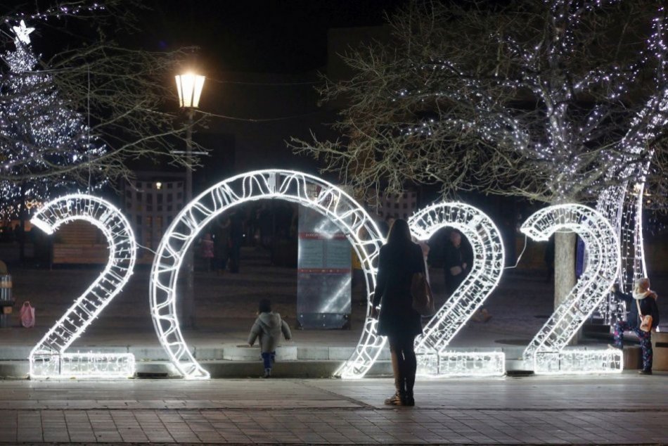 3D svetelný nápis pred vstupom do vianočného mestečka