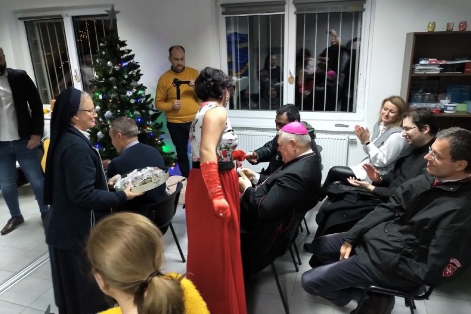 Na Orechovom dvore mali vzácnu návštevu: Biskup potešil rómske deti darčekmi