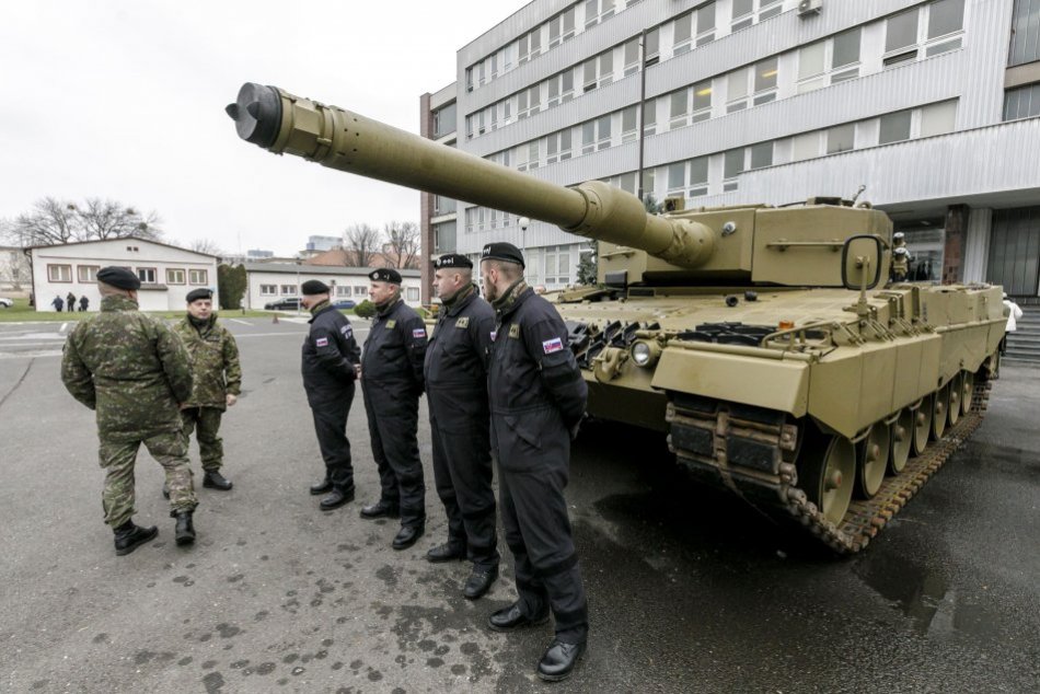 Tank Leopard 2A4 pred budovou ministerstva obrany SR