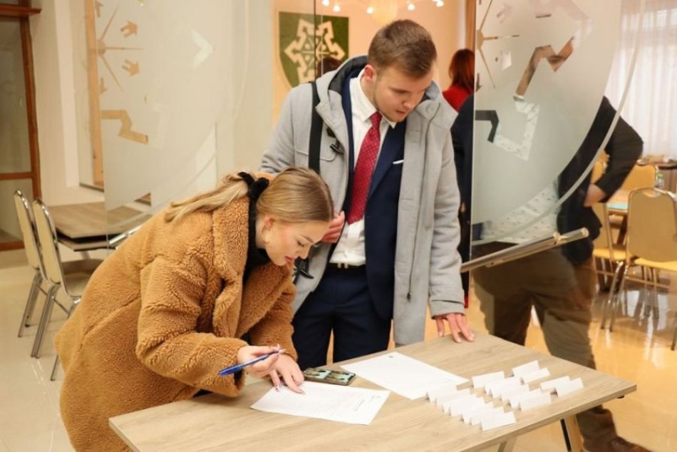 Členovia mládežníckeho parlamentu zložili sľub