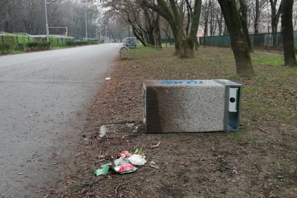 Rozbité smetné koše po novoročných oslavách v Petržalke
