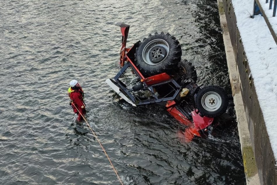 Traktor spadol z mosta do rieky