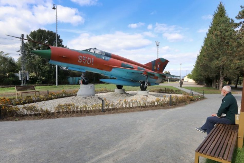 V OBRAZOCH: Stíhačka MiG-21 v parku Tri duby