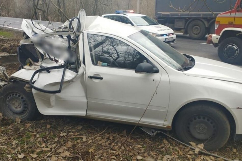 Zrážka osobného auta a kamióna na ceste z Trnavy