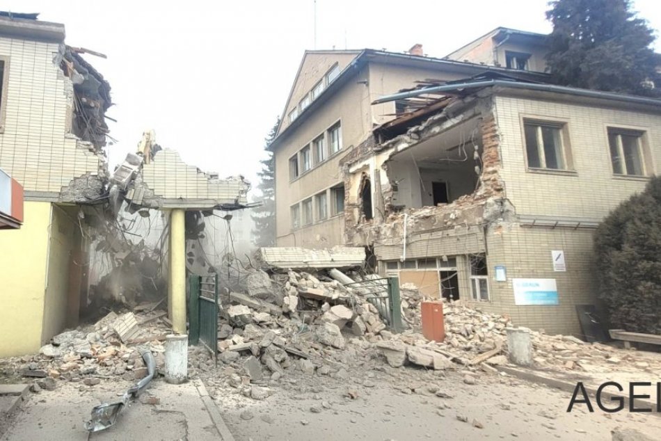 V OBRAZOCH: V areáli nemocnice začali s búraním starých a nevyužívaných budov